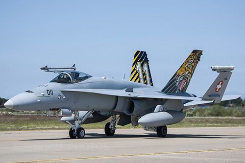 波音F/A-18戰(zhàn)斗機(jī)上碳纖維復(fù)合材料用量達(dá)20%